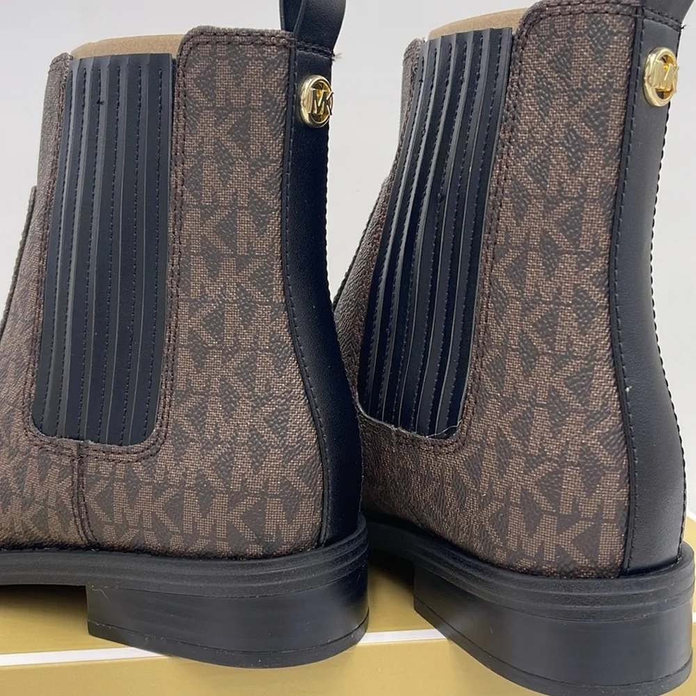 Michael Kors ELLA FLAT BOOTIE MK SIG SM
49F4ELFE5B
BROWN - Picture 14 of 16